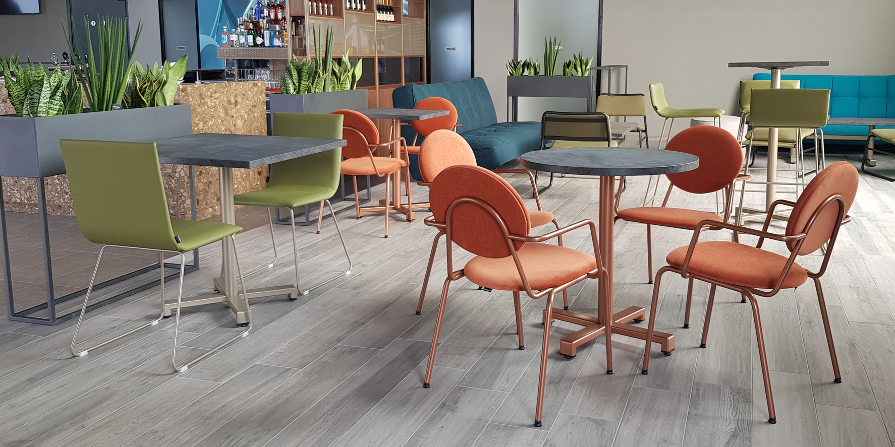 Come scegliere le sedie per un ristorante: guida completa per il contract